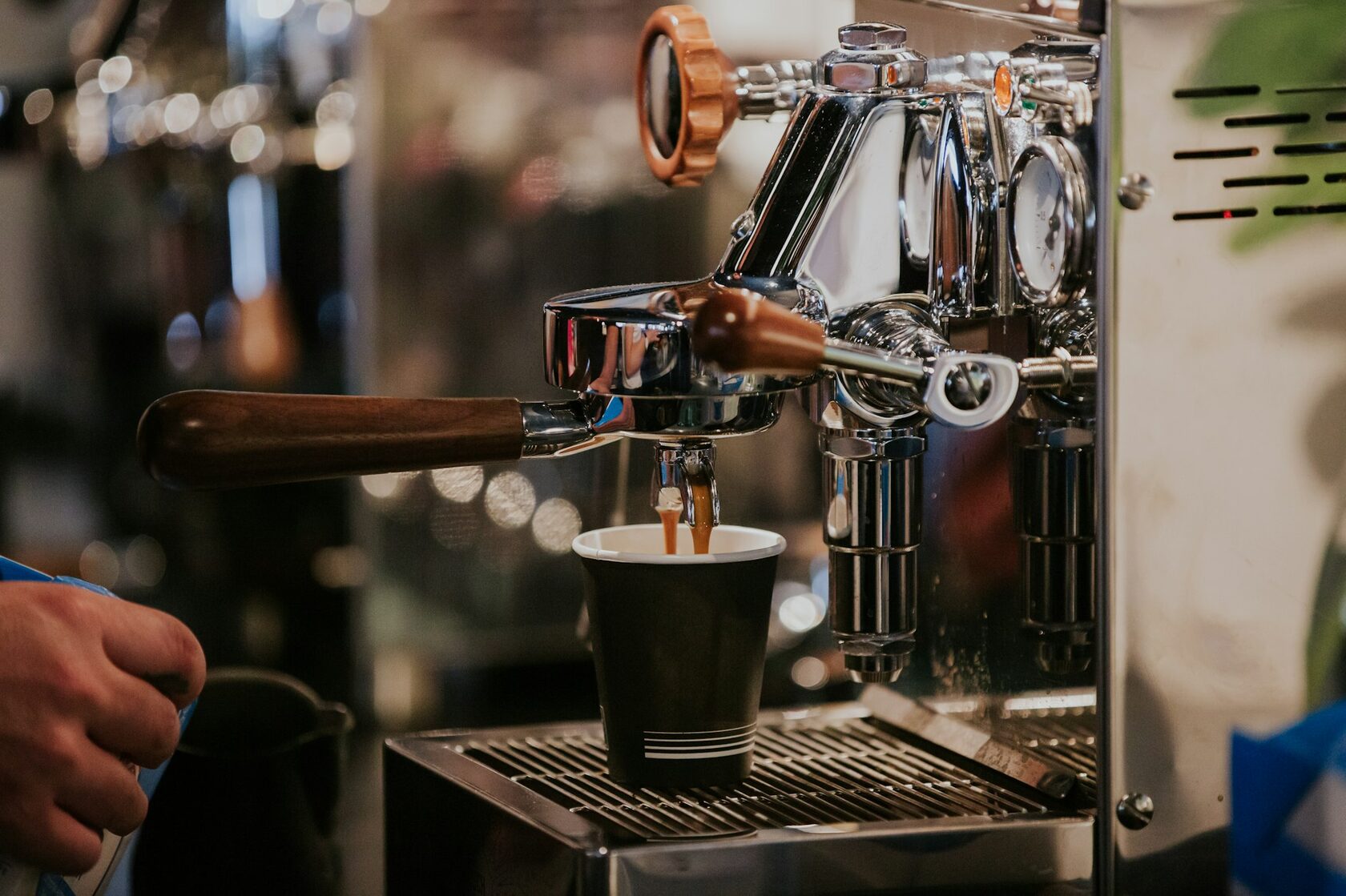 Barista που ετοιμάζει espresso